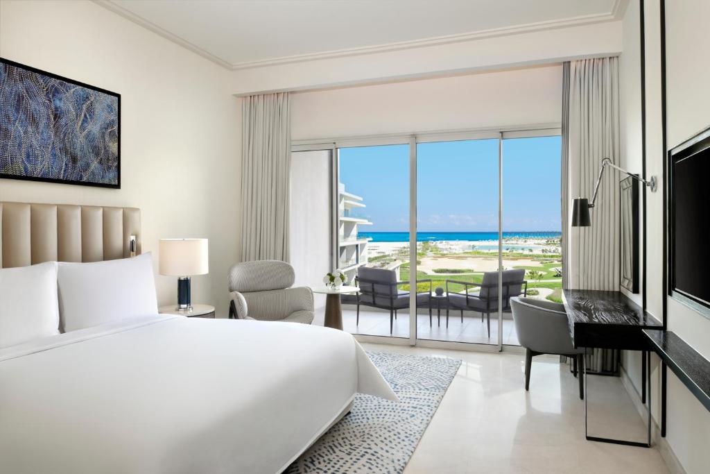 TV a/nebo společenská místnost v ubytování Address Beach Resort Marassi