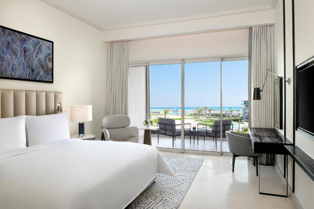 TV a/nebo společenská místnost v ubytování Address Beach Resort Marassi