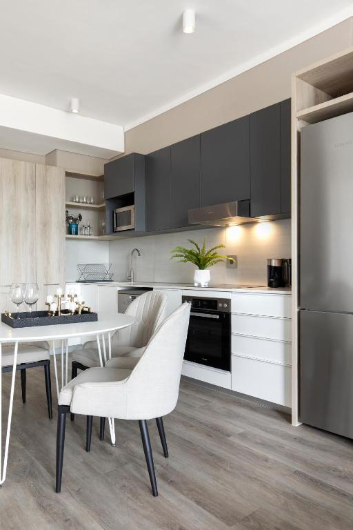 Kuchyň nebo kuchyňský kout v ubytování Menlyn Apartment
