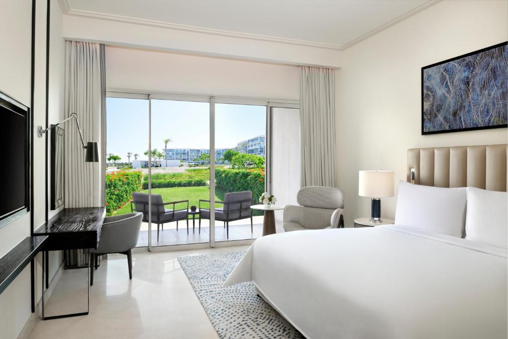 TV a/nebo společenská místnost v ubytování Address Beach Resort Marassi