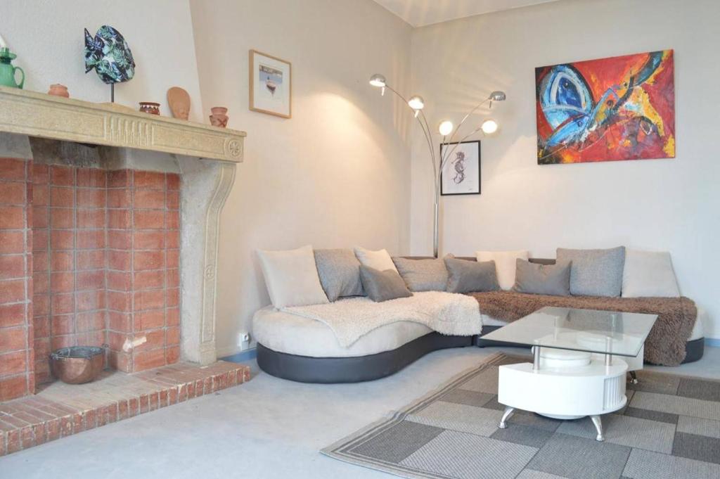un salon avec un canapé et une cheminée dans l'établissement Appart 5 pièces 6 couchages BANYULS SUR MER BN290-002, à Banyuls-sur-Mer