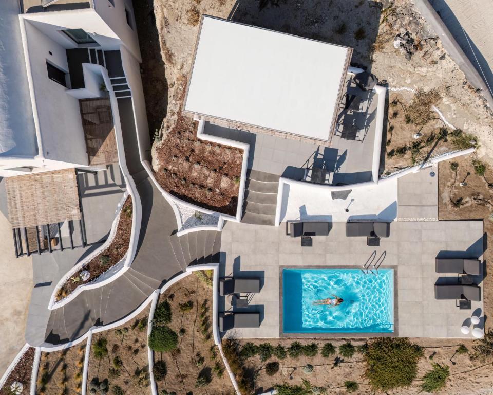 Bazén v ubytování Blé Suites Santorini nebo v jeho okolí