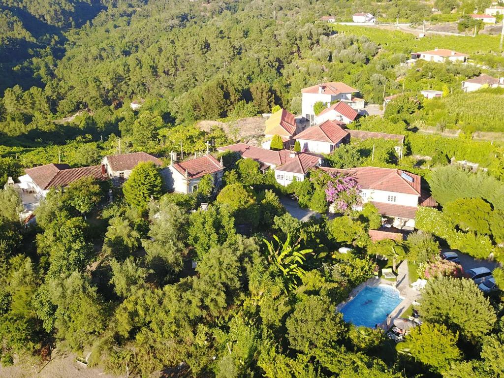 una vista aerea di una casa con un fiume di Quinta de Ribas ad Amarante