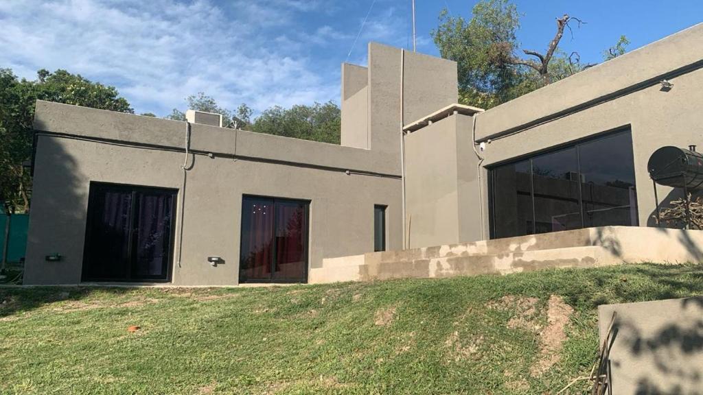 una casa bianca con le porte aperte su una collina di sierras nuevas a Mendiolaza