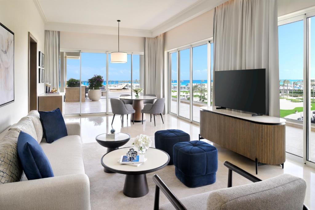 TV a/nebo společenská místnost v ubytování Address Beach Resort Marassi