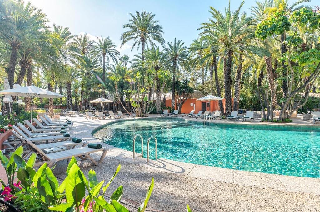 The swimming pool at or close to Hotel Huerto del Cura