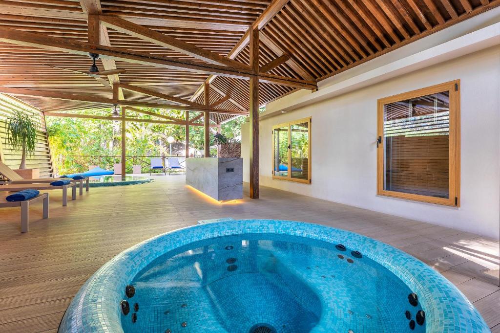 The swimming pool at or close to Hotel Huerto del Cura