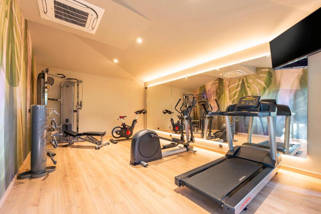 The fitness centre and/or fitness facilities at Hotel Huerto del Cura