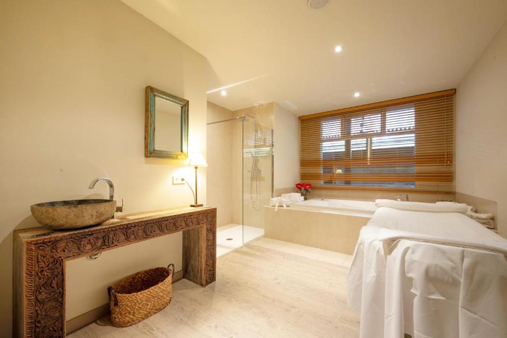 A bathroom at Hotel Huerto del Cura