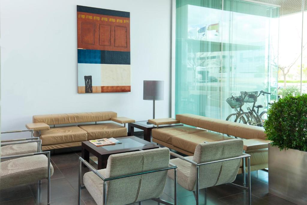 sala de estar con sofás, mesa y sillas en Port Elche, en Elche