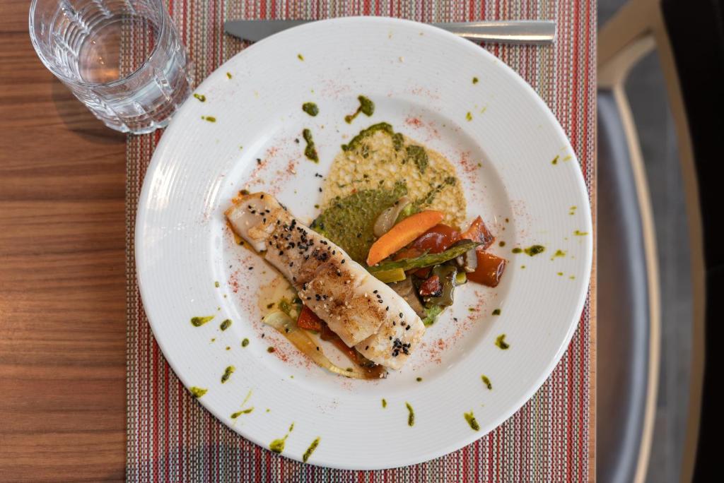 Comida en o cerca de este hotel
