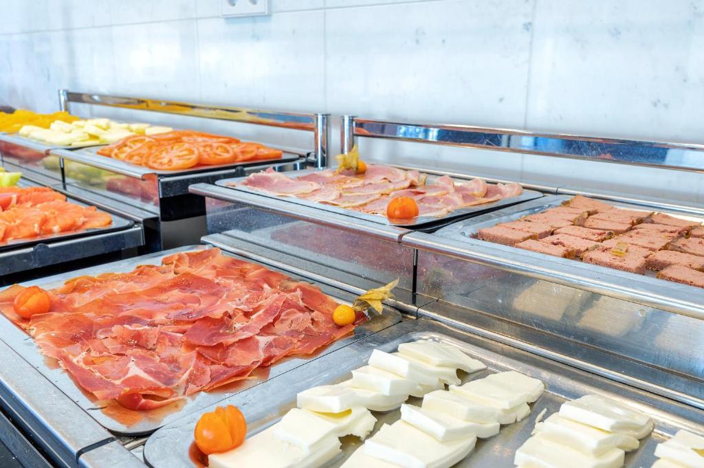 Comida en o cerca de este hotel