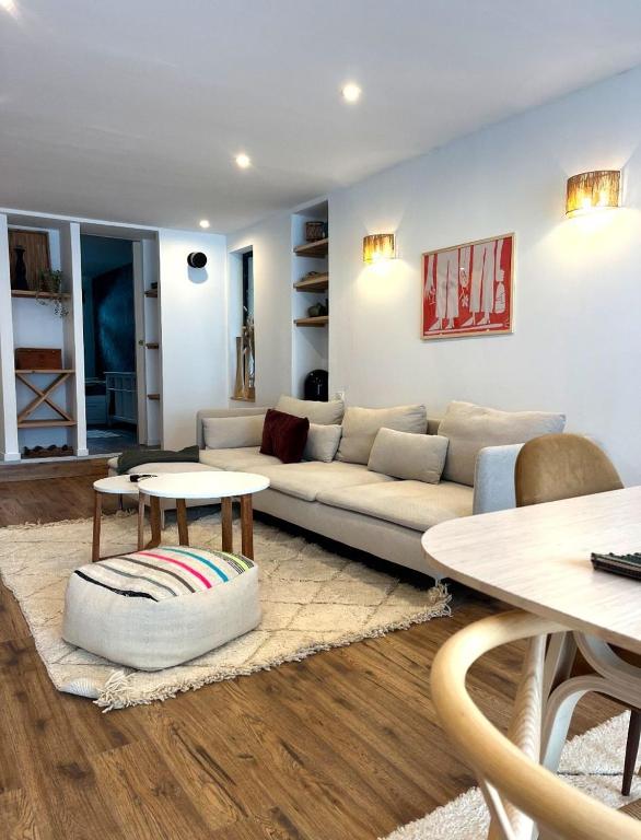 un salon avec un canapé et une table dans l'établissement Ma cave, à Courchevel