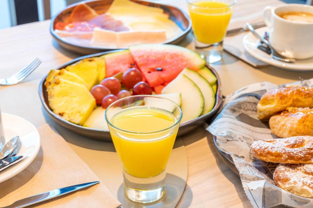 Comida en o cerca de este hotel