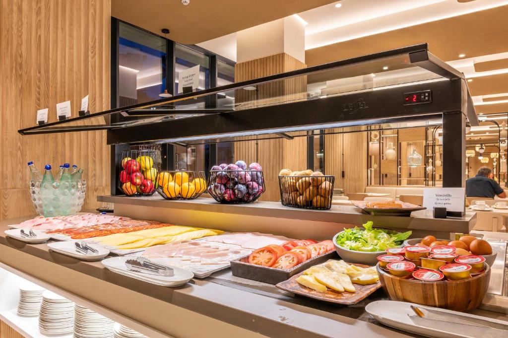 Comida en o cerca de este hotel
