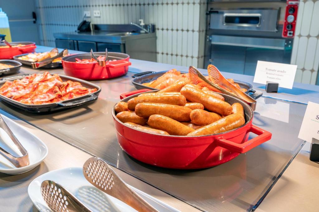 Comida en o cerca de este hotel