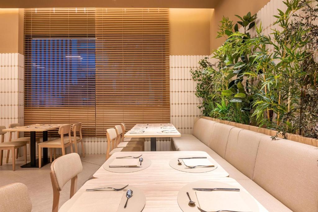 Un restaurante o sitio para comer en Port Alicante City & Beach