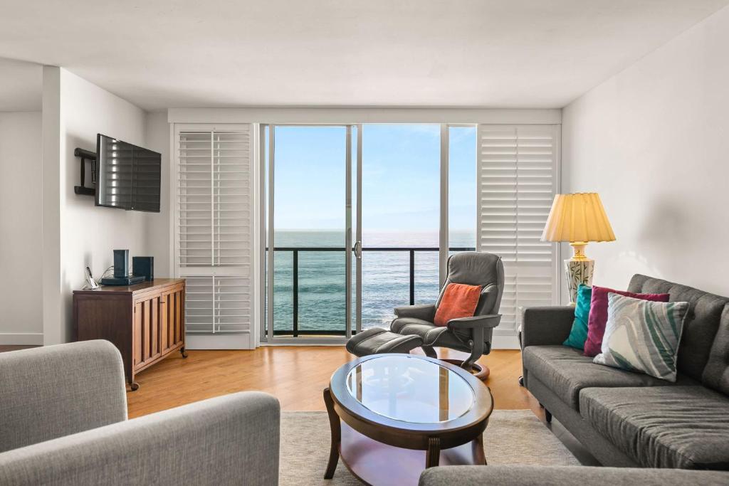 un salon avec vue sur l'océan dans l'établissement Waterfront Condo Unmatched Views and Prime Location, à San Diego