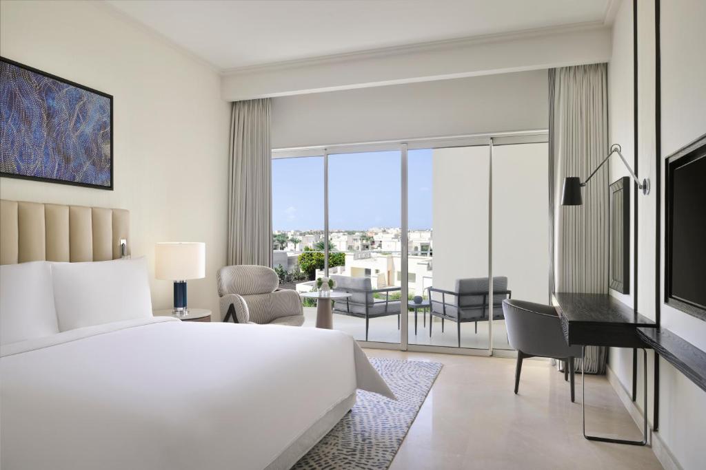 Postel nebo postele na pokoji v ubytování Address Beach Resort Marassi