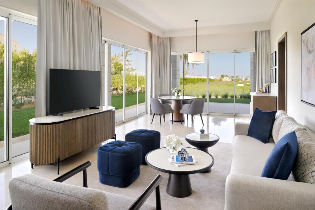 TV a/nebo společenská místnost v ubytování Address Beach Resort Marassi