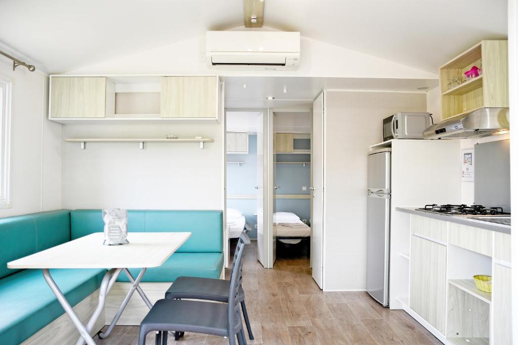 Kuchyň nebo kuchyňský kout v ubytování Camping Les Castors