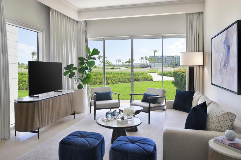 TV a/nebo společenská místnost v ubytování Address Beach Resort Marassi