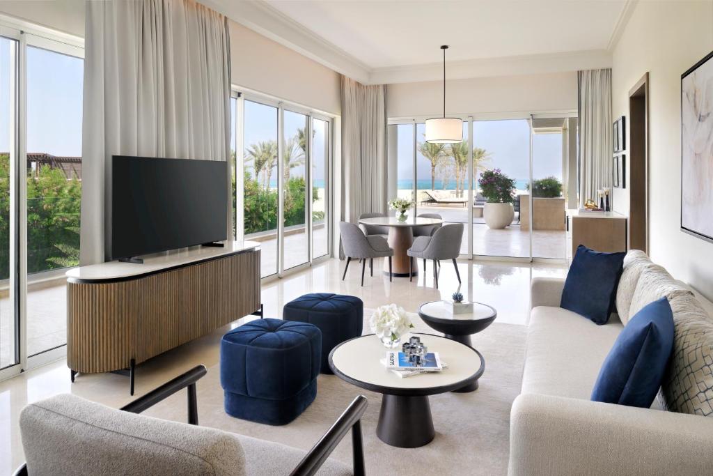 TV a/nebo společenská místnost v ubytování Address Beach Resort Marassi
