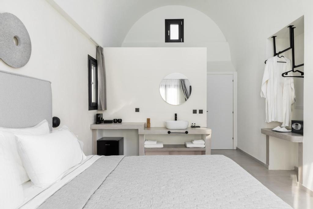 Postel nebo postele na pokoji v ubytování Blé Suites Santorini