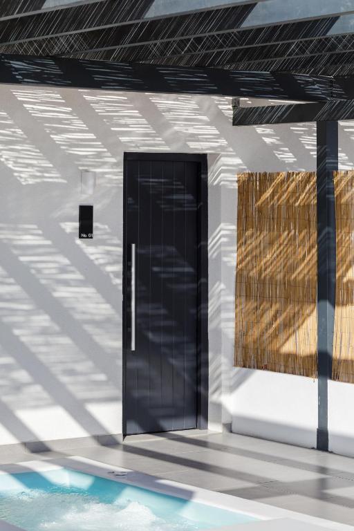 Bazén v ubytování Blé Suites Santorini nebo v jeho okolí