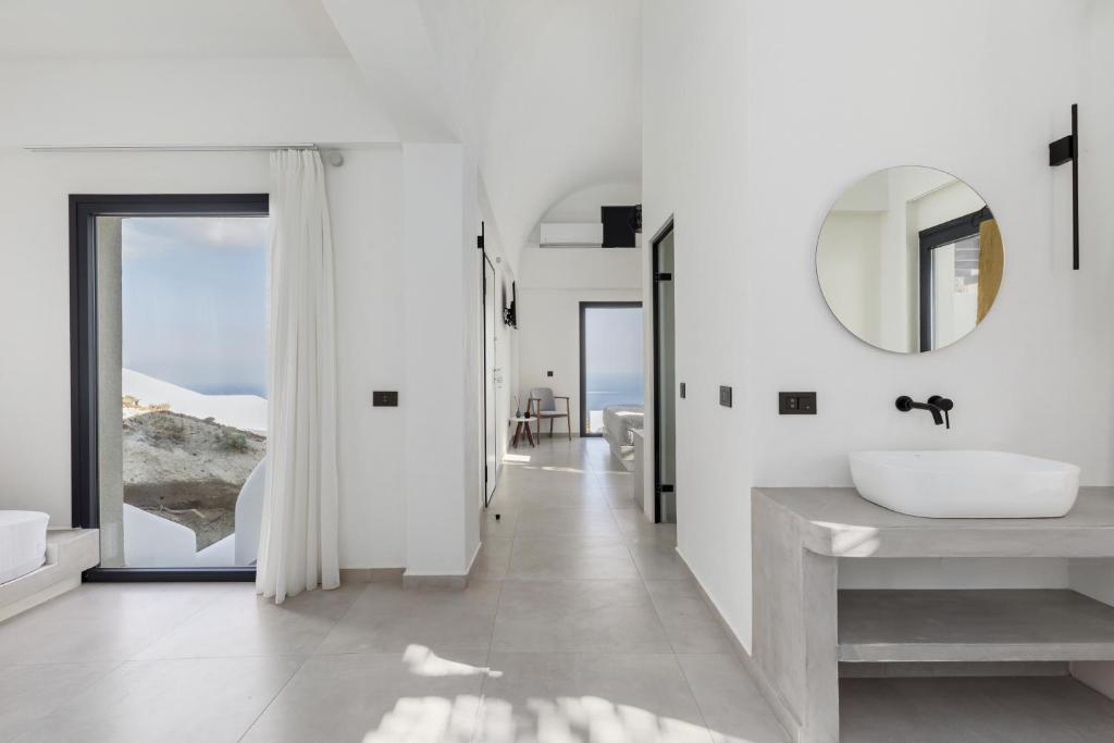 Postel nebo postele na pokoji v ubytování Blé Suites Santorini