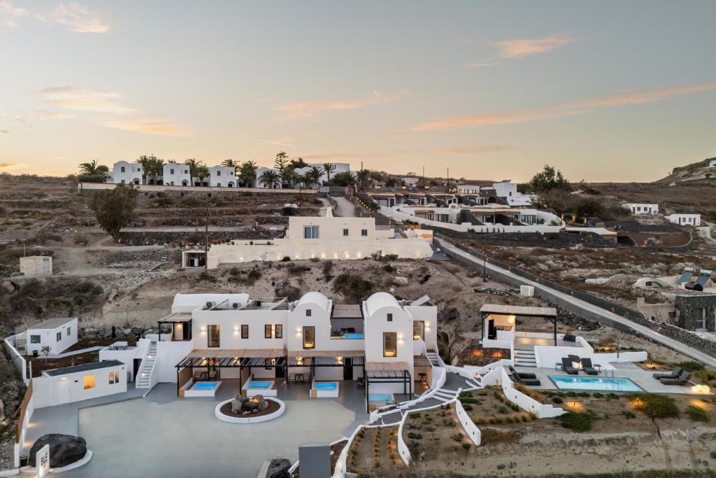 Bazén v ubytování Blé Suites Santorini nebo v jeho okolí