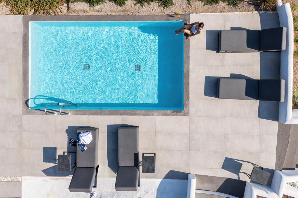 Bazén v ubytování Blé Suites Santorini nebo v jeho okolí
