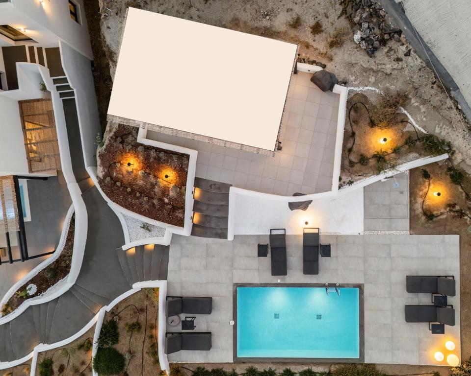 Bazén v ubytování Blé Suites Santorini nebo v jeho okolí