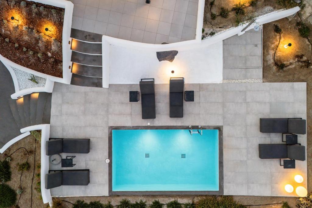 Bazén v ubytování Blé Suites Santorini nebo v jeho okolí