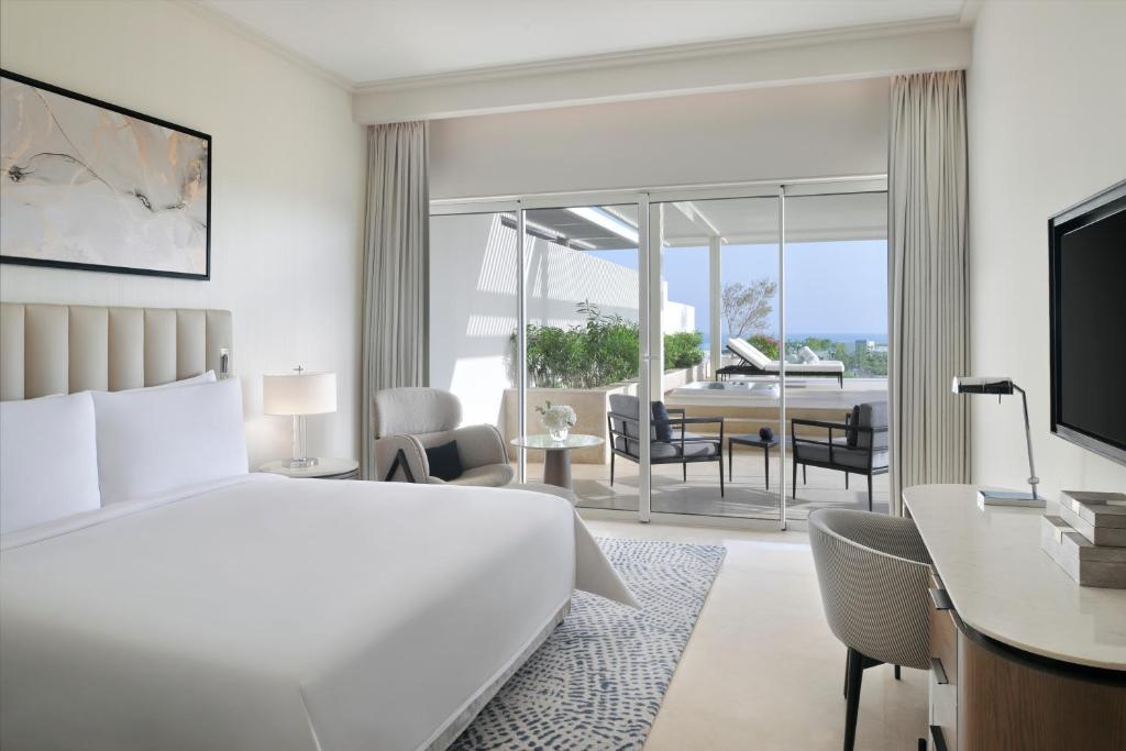 TV a/nebo společenská místnost v ubytování Address Beach Resort Marassi