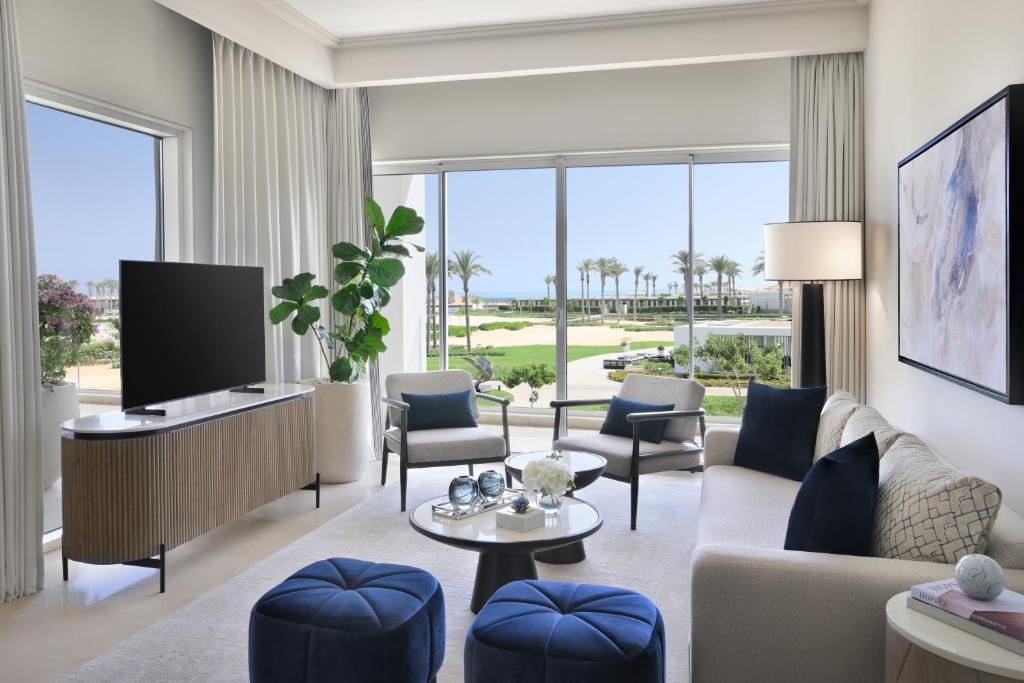 TV a/nebo společenská místnost v ubytování Address Beach Resort Marassi