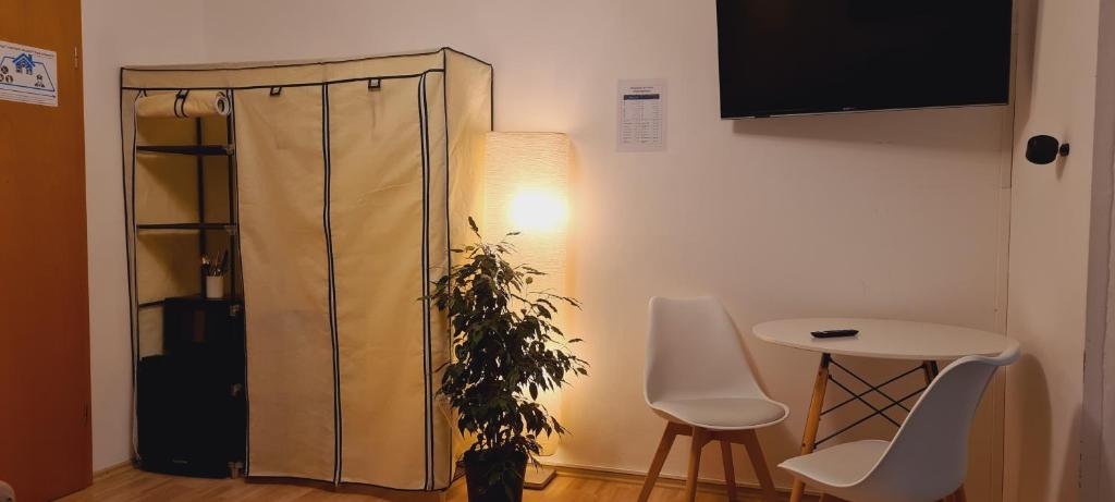 TV a/nebo společenská místnost v ubytování Lichtdurchflutetes Zimmer - Marienberg