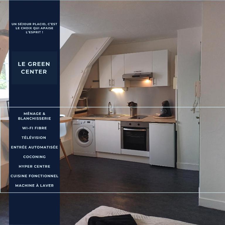 une cuisine avec des armoires blanches et un four à plaques de cuisson dans l'établissement Le Green Center - Studio Cosy Plein Centre Ville, à Beauvais