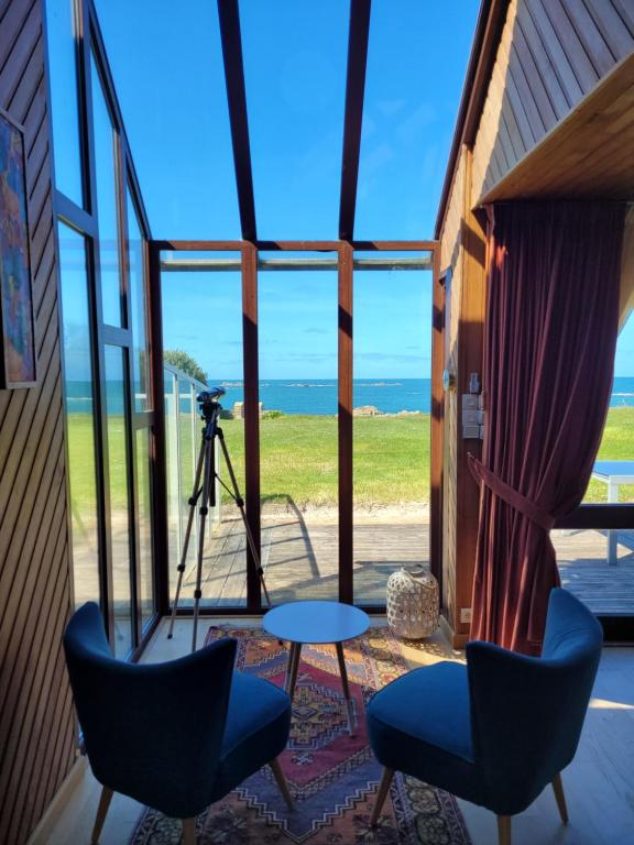 - une vue sur l'océan depuis la terrasse couverte d'une maison dans l'établissement Maison de la dune, vue mer et accès plage direct, à Plouescat