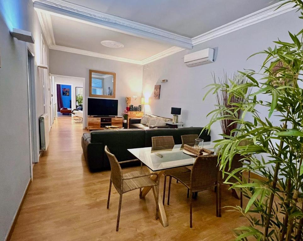 Posedenie v ubytovaní Luxury Central Apartment