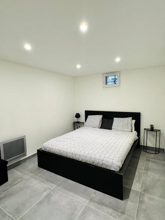 une chambre avec un lit et une télévision dans l'établissement Duplex chaleureux, à Livry-Gargan