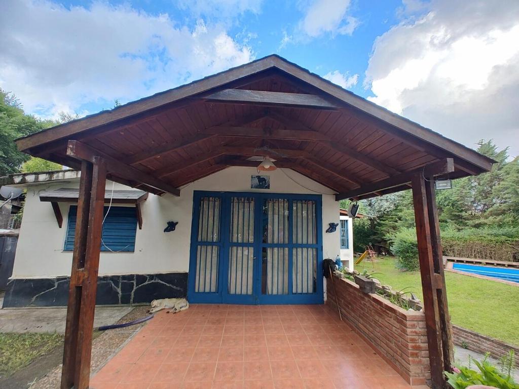 una casa con una puerta azul y un porche de ladrillo en Property for rent per day, en Potrero de Garay