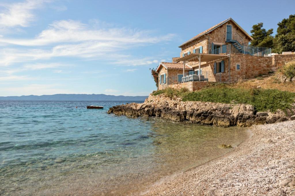 ein Haus am Ufer des Wassers in der Unterkunft La Villa Bleue Secluded Hvar Beach House in Zastražišće