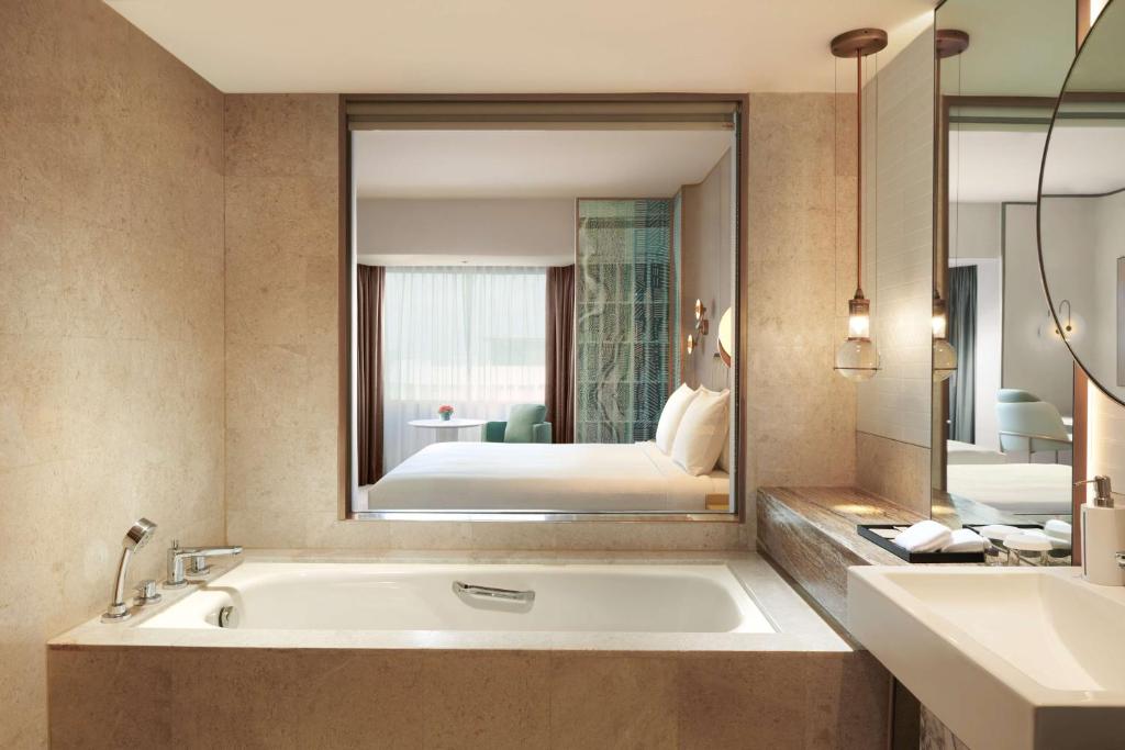 Postel nebo postele na pokoji v ubytování Hilton Petaling Jaya