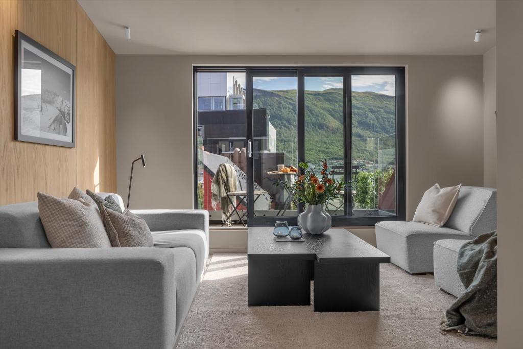 Гостиная зона в Northstay - The Loft - Central Top Floor Apartment with 4 bedrooms
