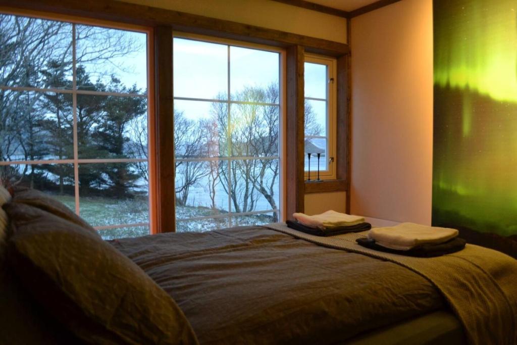 Postel nebo postele na pokoji v ubytování Fredvang Seahouse, Apartment B