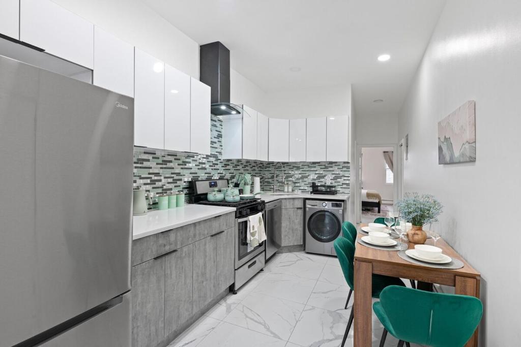 Η κουζίνα ή μικρή κουζίνα στο Evergreen Stay Apt 20 Min to NYC