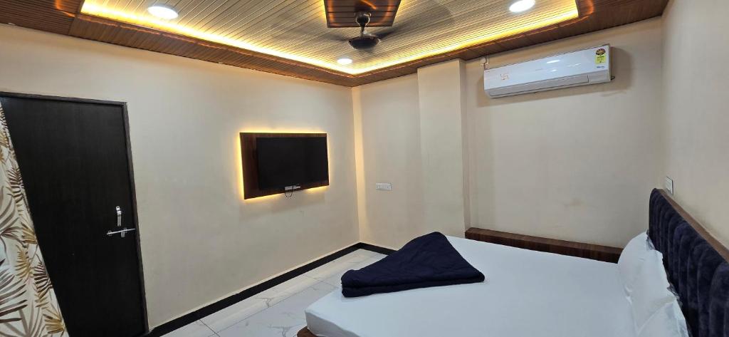 Letto o letti in una camera di Shivnandani