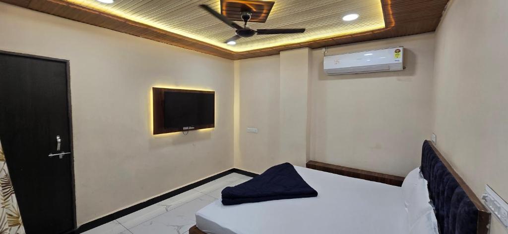 Letto o letti in una camera di Shivnandani