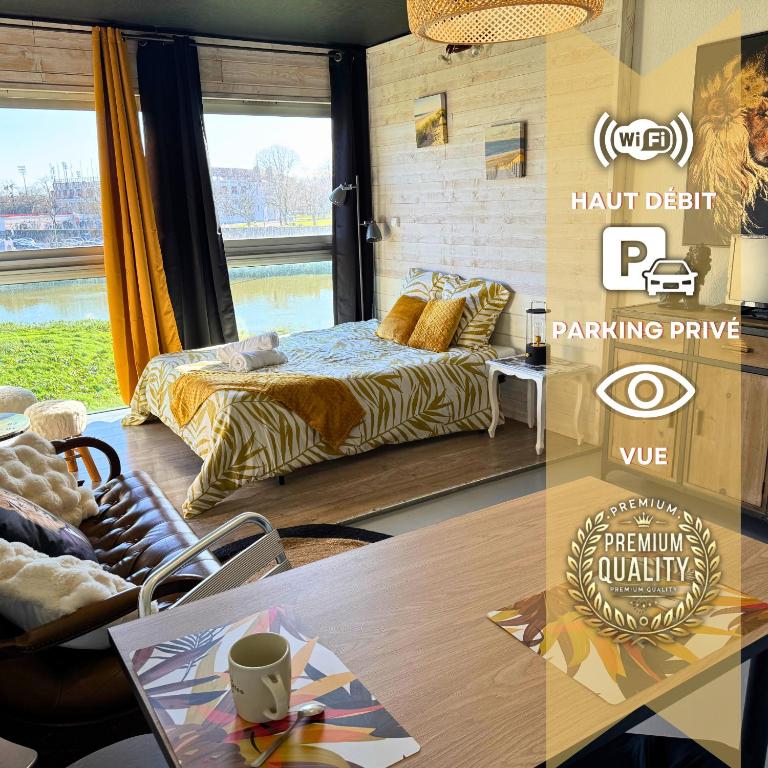 - une chambre avec un lit, une table et une salle à manger dans l'établissement Majestic - Wifi - Parking - Vue, à Dax